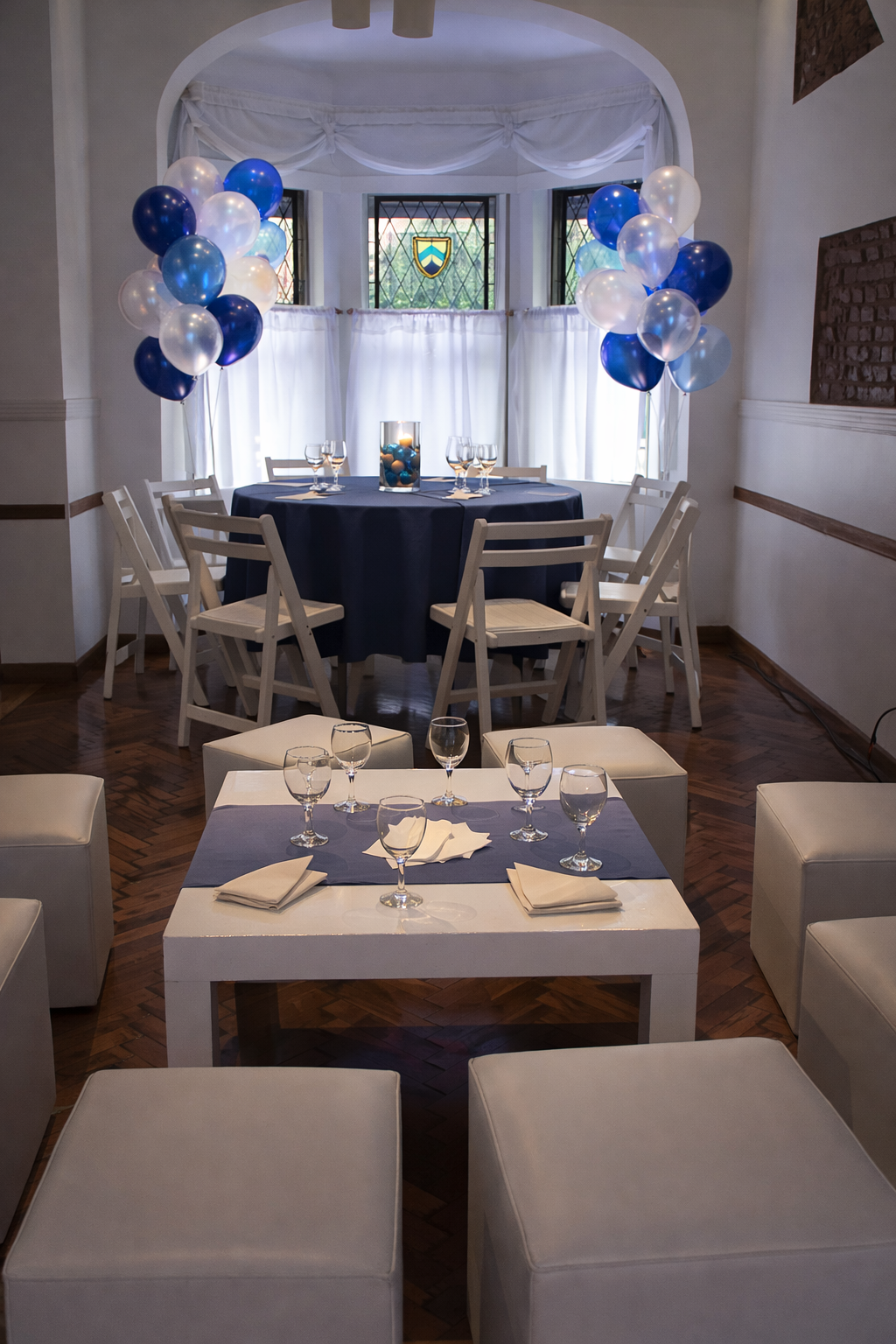 Evento con ambientación azul y blanco