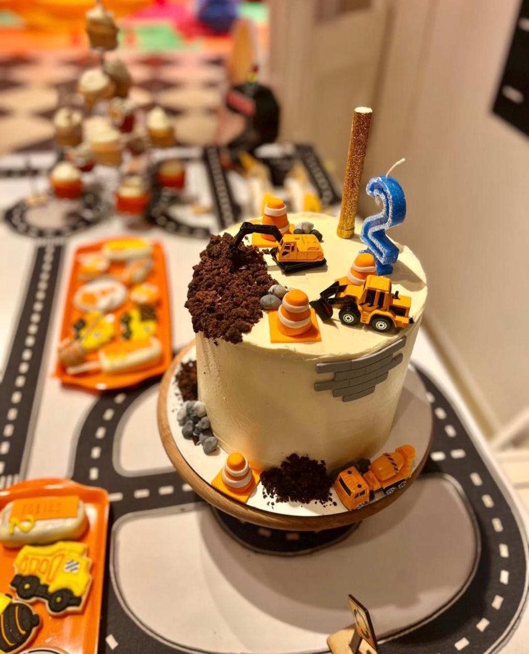 Torta temática de construcción con camiones