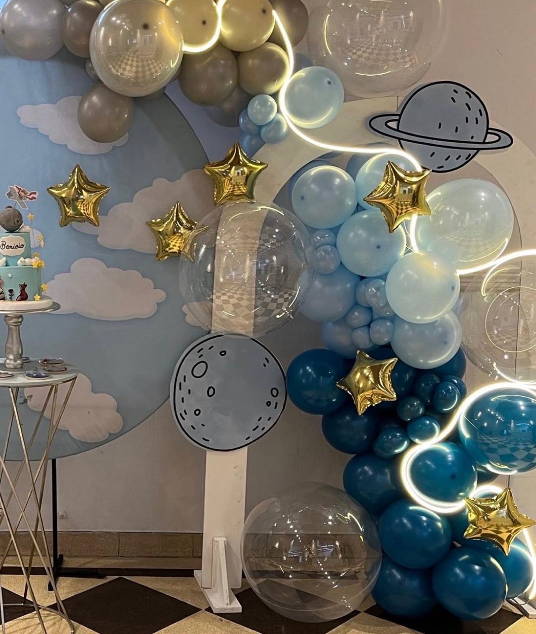 Ambientación temática espacial con globos y planetas