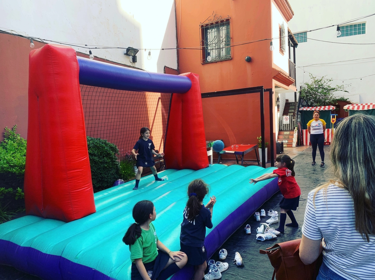 Niños jugando en cancha inflable